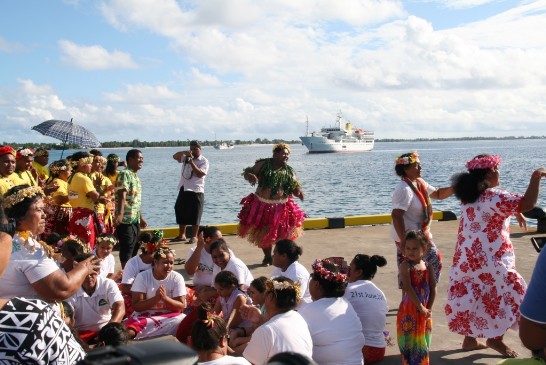 吐瓦魯以傳統歌舞歡迎新運輸船NivagaIII抵港 03-12-2015