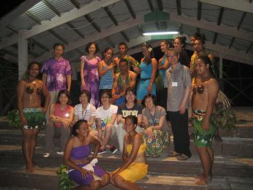 醫療團人員與舞蹈表演者合照