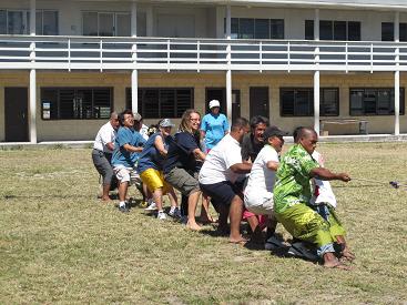 在吐國居留的各國籍人士熱情參與拔河比賽