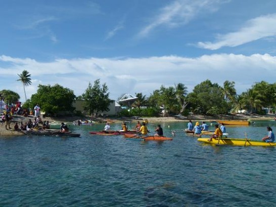 划獨木舟參賽隊伍於碼頭就緒
