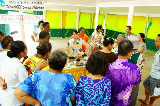 日本志工講解壽司作法