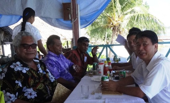 萬家興大使(右一)午宴吐瓦魯國內政部長Namoliki Sualiki Neemia(左一)及政府秘書長Panapasi Nelesone(左二)等人，討論吐京野犬控制計畫。