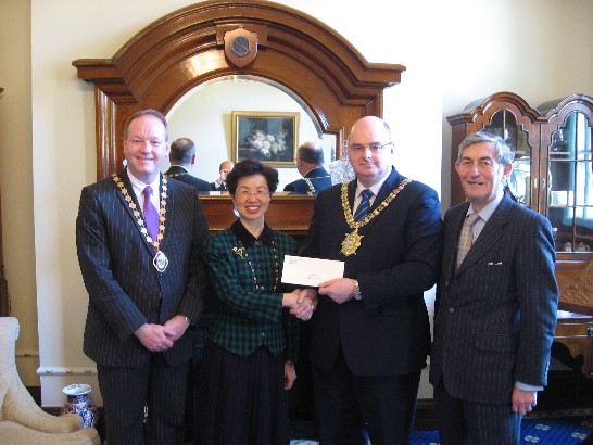 Representative Chang shakes hands with the Councillor Patrick Convery, Lord Mayor of Belfast March 18. Councillor William Humphrey, Vice Mayor of Belfast (left) and Lord (Dennis) Rogan, Chairman of the All Party Parliamentary British-Taiwanese Group (right) also attends the meeting.