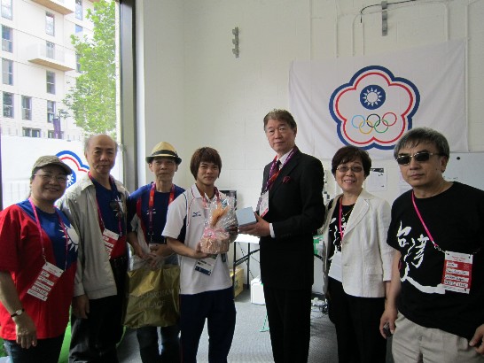 Representative Shen, along with representatives of Taiwanese expatriats in U.K., congratulate Hsu Shu-ching August 3 for wining Taiwan’s first medal at the London Olympics by taking silver in the women’s 53-kilogram event. 
