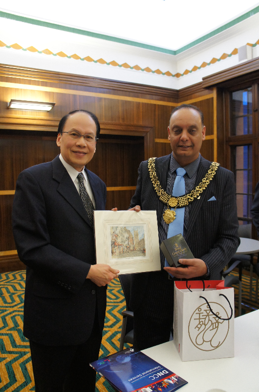 Representative Liu meets with Derbyshire Mayor Shiraz Khan on January 29, 2015. 