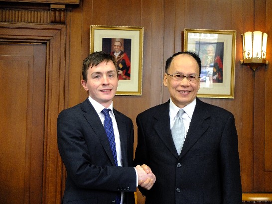 Representative Liu visits Trafford Council, Manchester and is greeted by the leader of the Trafford Council Sean Anstee on March 3, 2015.