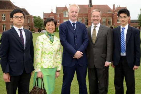 張代表（中左一）與Bedford School學校校長John Moule（中）、英國國會下議員Richard Fuller（中右一）及兩位台灣留學生合影。