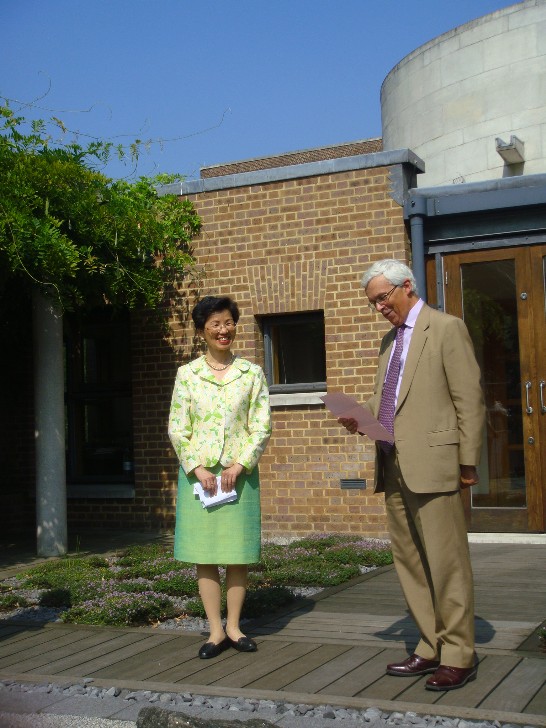 張代表與倫敦大學亞非學院臺灣研究中心主任Bob Ash教授（右）於開幕儀式上致詞。