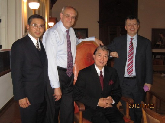 沈大使於本（101）年11月22日會晤劍橋大學校長Sir Leszek Borysiewicz教授（左二），劍橋大學海外基金會主任Michael O'Sullivan(右)陪同。