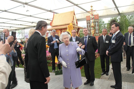 英女王伊莉莎白二世於5月21日預先參觀雀兒喜花展，並駐足參觀我展場，沈代表在場向女王說明我參展主題。