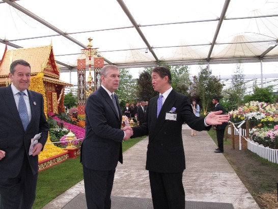 Representative Shen shakes hands with HRH Prince Andrew at Taiwan's orchid pavilion at 2012 Chelsea Flower Show May 21, 2012.