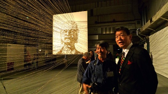 沈代表於6月28日在「2012 國際建築暨設計展示會」上聽取成功大學建築系黃步青副教授說明參展作品概念。