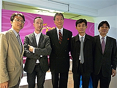 沈大使（中）與Tent London創辦人麥唐納（左2）等人於20日參觀倫敦設計節Tent London展，台灣18家精選文創公司參展，受到熱烈迴響。