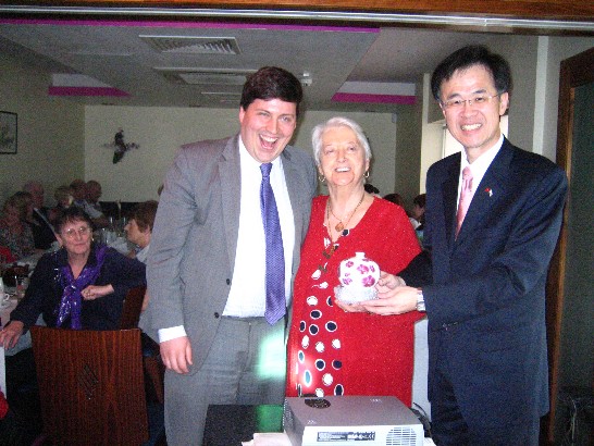 朱處長與蘇格蘭議員Jamie Hepburn(左一)及Cumbernauld Action Care for the Elderly召集人Emily Thomson(中)合影