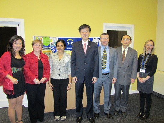 朱處長參觀Falkirk Carers Centre（左二為經理Agnes McMillan、右一為社工Claire Graham、右三為Michael Matheson議員選區辦公室主任Andrew MacLachian，左一及左三為M議員辦公室美籍實習生）