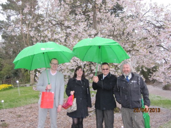 蘇總領事與愛丁堡王家植物園標本館副主任Dr. Elspeth Haston（左二）、園藝副主任David Knott（右一）及研究員Dr. Mark Hughes（左一）合影。