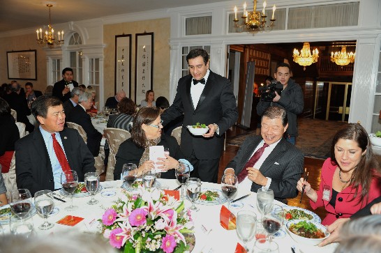 From left: Former U.S. House Representative David Wu (D-OR), Deputy Food Editor for The Washington Post, Bonnie Benwick, Ambassador Jason C. Yuan, and WETA Capital Cooking hostess Lauren DeSantis tasting Chef Hou Chun-sheng's award-winning beef noodle soup.