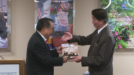 Before his talk, Representative Shen presents a copy of 「A Century of Resilient Tradition: Exhibition of the Republic of China’s Diplomatic Archives」co-edited by him to Professor Quansheng Zhao, Director of Asian Studies Research Council of American University.