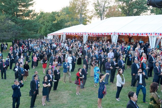 Guests gather to listen to Representative Shen’s remarks at the ROC’s 104th National Day reception at Twin Oaks. 