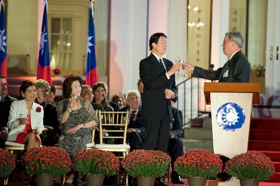 Representative Shen and Raymond Burghardt, Chairman of the American Institute in Taiwan, raise their glasses in a toast to the lasting friendship between the ROC and the U.S. at the 104th National Day reception at the Twin Oaks Estate.