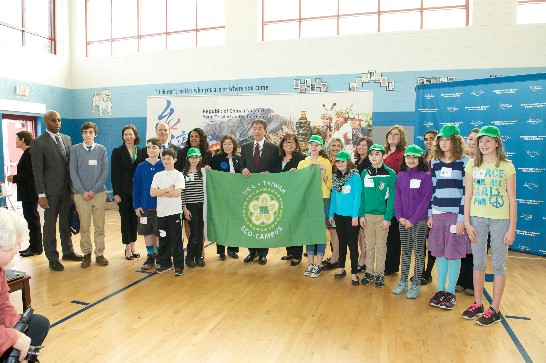 A photo from the U.S.-Taiwan Eco-Campus Partnership Program launch event on March 13, 2015. From the left fourth to right: Deputy Secretary Frank Dawson, Maryland Department of Natural Resources; Principal Renee Wallace-Stevens, NCCES; Principal Deputy Assistant Administrator Jane Nishida; Amb. Shen; U.S.-Taiwan Eco-Campus Partnership Program Senior Director Laura Hickey, National Wildlife Federation.