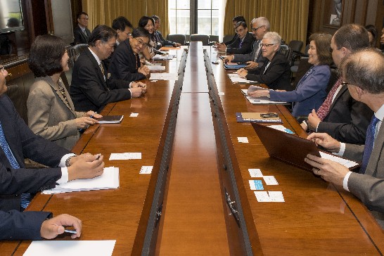 U.S.-Taiwan EPA bilateral meeting was held on August 11 at the Alm Room, EPA building. The meeting was chaired by Administrator Gina McCarthy (4th from right) and Minister Kuo-Yen Wei (3rd from left). Representative Lyushun Shen (2nd from left) and Acting Assistant Administrator Jane Nishida (3rd from right) also attended this meeting.