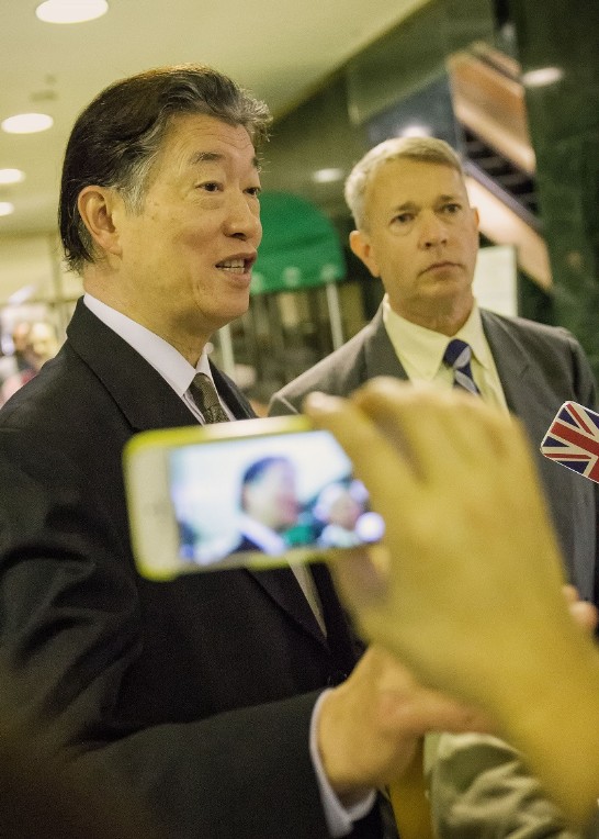 Representative Lyushun Shen spoke to the media after the premiere of the documentary “Journey 1945—China’s Path to Victory” at VOA headquarters in Washington on September 16, 2015. With Representative Shen is Bill Baum, Director of the East Asia and Pacific Department of VOA.