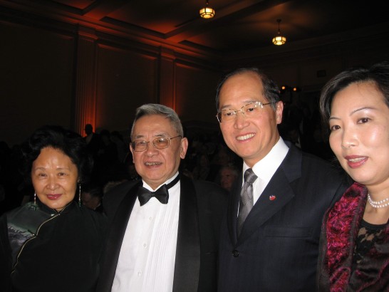 Academia Sinica historian Yu Ying-shih receives the 2006 John W. Kluge Prize for the Study of Humanity at the United States Library of Congress. TECRO Representative David Tawei Lee and Mrs. Lee attended the award ceremony and congratulated Dr. Yu on his success. Representative Lee hailed Dr. Yu’s lifetime contributions to the fields of Chinese history and the humanities.