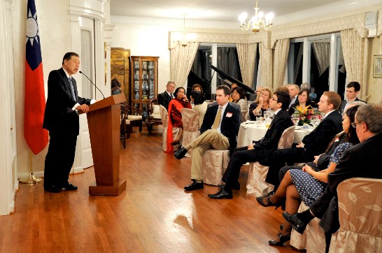 駐美代表處袁大使健生99年11月4日於「全國記者俱樂部」假雙橡園舉辦之「大使館之夜」，向與會之主流媒體發表專題演講。
