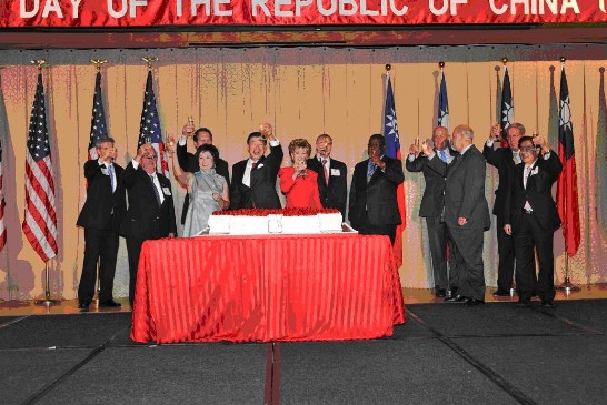 駐美代表處袁健生大使暨夫人於99年10月6日晚間假華府君悅飯店主持慶祝中華民國99年國慶酒會，袁大使夫婦邀請出席賓客舉杯共祝中華民國國運昌榮，台美兩國友誼長存。