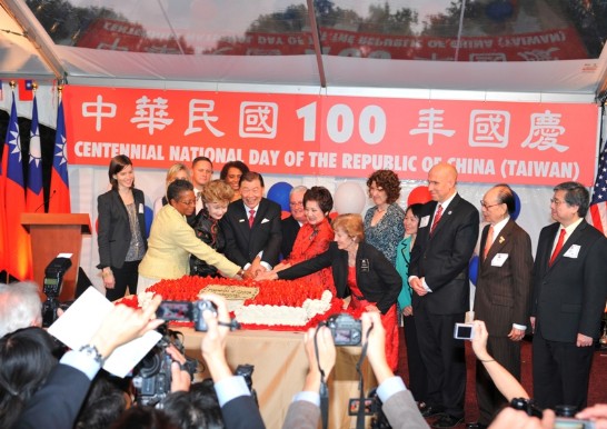 駐美代表處袁健生大使暨夫人於100年10月5日晚間假雙橡園慶祝中華民國建國一百年國慶酒會。