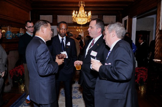 袁大使與NPC會長Mark Hamrick（右二）、副會長Keith Hill（左二）及「國際記者委員會」主席Myron Belkind餐會前交流。