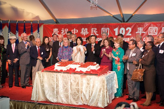 駐美代表金大使溥聰暨夫人於102年10月9日晚間於雙橡園慶祝中華民國建國102年國慶酒會。