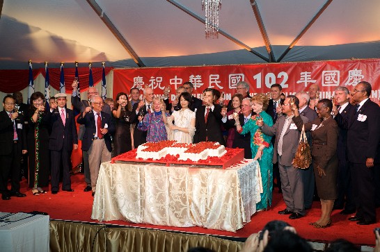 駐美代表金大使溥聰暨夫人於102年10月9日晚間於雙橡園慶祝中華民國建國102年國慶酒會。
