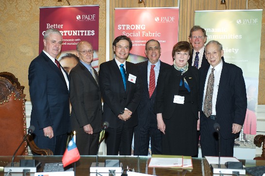 駐美代表金大使與PADF主要幹部合影。