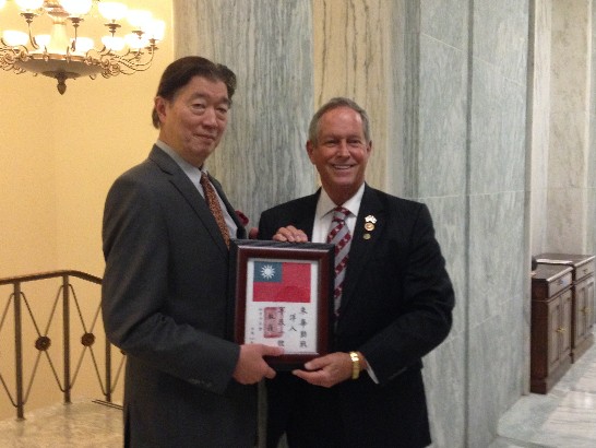 中華民國駐美代表沈呂巡大使出席美國會紀念飛虎隊活動，致贈飛虎隊血符予父親為二戰時駐華飛虎隊飛行員之聯邦眾議員Joe Wilson (R-SC)。