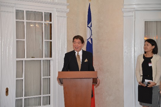 駐美國代表處沈代表呂巡本(103)年8月22日於雙橡園晚宴哈佛大學華府地區校友會成員，席間並就台美經貿關係及近期兩岸關係進展發表簡短演說。