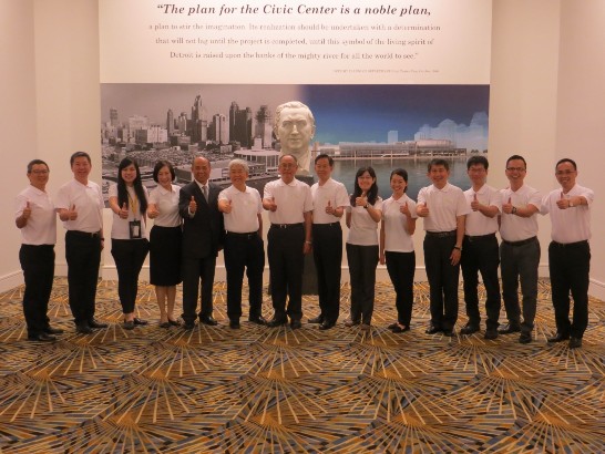 中華民國交通部吳次長盟分（左七）率台北市張副市長金鶚（左六）及「中華智慧型運輸系統協會」(Intelligent Transportation Society of TAIWAN, ITS Taiwan)孫理事長以濬（左八）一行五十餘人，於9月5日抵密西根州底特律市參加「2014年智慧運輸系統世界大會」(2014 ITS World Congress)，並代表中華民國台北市角逐2019年世界大會主辦權，駐美代表處科技組周組長家蓓代表科技部與會（左四），駐芝加哥經濟組孫組長良輔(右四)亦代表經濟部出席。我方競標簡報精采且活力四射，與會各國理事報以熱烈掌聲。競標結果將於明（2015）年4月底於中國大陸南京市亞太地區ITS區域會議投票決定。圖為競標簡報會後我國代表團合影。