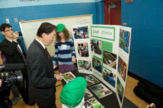 儀式後，沈大使逐一參觀北切維蔡斯小學「綠色團隊」小學生所布置之生態活動成果展，並與學生親切互動。