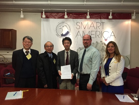 4月17日工研院量測中心與美國國家標準與技術研究院（National Institute of Standards and Technology, NIST）量測實驗室之感測科學部門，在NIST簽署合作意向書，未來雙方將就「光與照明」、「色彩和視覺」、「光生物與影像」及「國際照明標準」共同合作研究。照片左一起：行政院科技會報鐘執行秘書嘉德、工研院量測中心林副主任增耀、NIST研究員大野博士、NIST光度測定專案計畫主持人Camerson Miller博士、資深國際事務經理Magdalena Navarro女士。