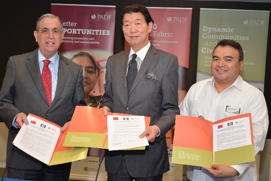 駐美國代表沈呂巡大使本（2015）年6月9日在「美洲國家組織」（OAS）總部代表中華民國政府捐贈50萬美元予「泛美發展基金會」(Pan American Development Foundation, PADF)，以進行「貝里斯海岸社區災害準備及因應氣候變遷計畫」。沈大使（中）、PADF執行長John Sanbrailo（左）及貝里斯駐美國大使兼駐OAS常任代表Néstor E. Méndez（右）共同簽署三方合作協議。