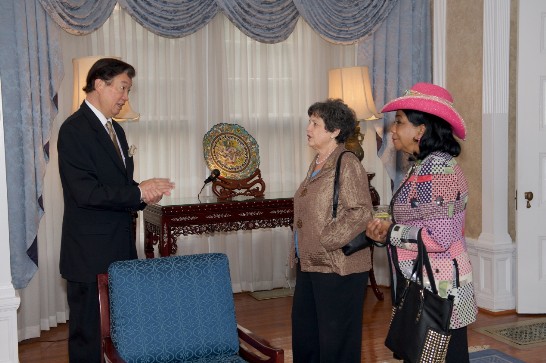 沈大使為美聯邦眾議員Lois Frankel (中)與Frederica Wilson (右一)導覽雙橡園