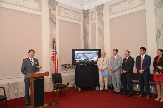 本處沈大使在表彰酒會致詞，右五為「艾森豪總統紀念堂委員會」主席、聯邦參議員Pat Roberts（R-KS）、右四為聯邦參議員Joe Manchin（D-WV）、右三為聯邦參議員Mike Lee（R-UT）。