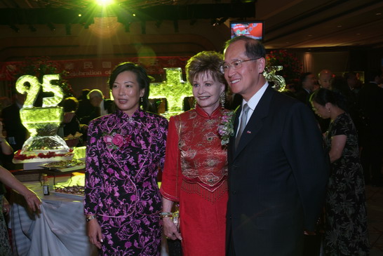 李代表夫婦歡迎出席95年國慶酒會貴賓美國聯邦眾議員Ms. Madeleine Z. Bordallo