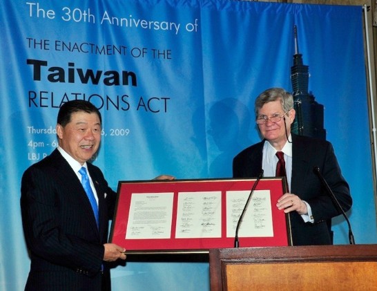 2009年3月26日舉辦之「台灣關係法」立法30週年酒會中，參院台灣連線共同主席強森(Tim Johnson, D-SD)將由他本人發起，並獲共30位參議員連署之致歐巴馬總統聯名函影本轉交袁大使作為紀念。