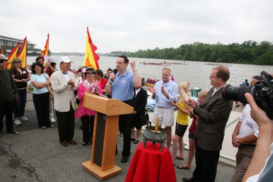 華盛頓特區市議會議長葛雷（Vincent Gray）於2009年5月16日舉行之第八屆華府龍舟賽點睛儀式中致詞。