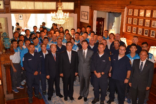 沈大使與我國參加「2015世界警消運動會」團員及費郡搜救隊成員合影