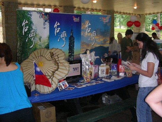 亞特蘭大台北經濟文化辦事處參加喬州聯邦國會議員 John Lewis之 「2009國際多元文化節」活動，展示巨幅台灣海報及國情資料