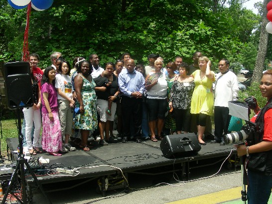 喬州聯邦國會議員 John Lewis於其主辦之「2009國際多元文化節」活動中歡迎亞特蘭大國際人士與社區互動