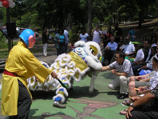 舞獅團在「2009國際多元文化節」活動中獻藝，台北經濟文化辦事處曾瑞利處長贈送紅包